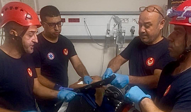 Kemalpaşa’da feci kaza: Çocuk ağaçtan düşerek demirlere saplandı