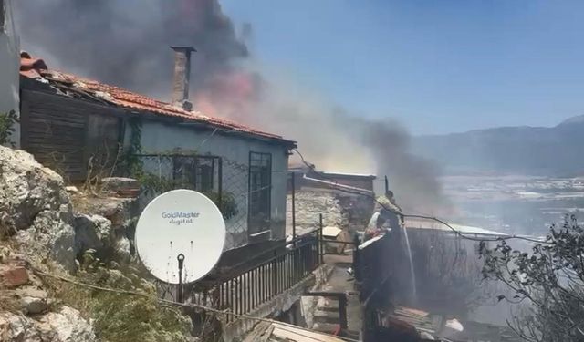 Bahçede başlayan yangın ev ve depoyu sardı