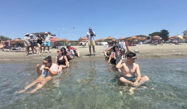 İzmir’de gençlik hareketi: Plajda eğlence zamanı