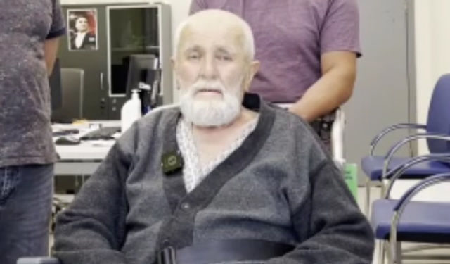 72 yaşındaki babasını kalp masajıyla kurtardı