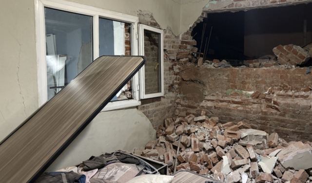 İzmir’de tünel inşaatı nedeniyle bir evin duvarı yıkıldı: Kadın son anda kurtuldu
