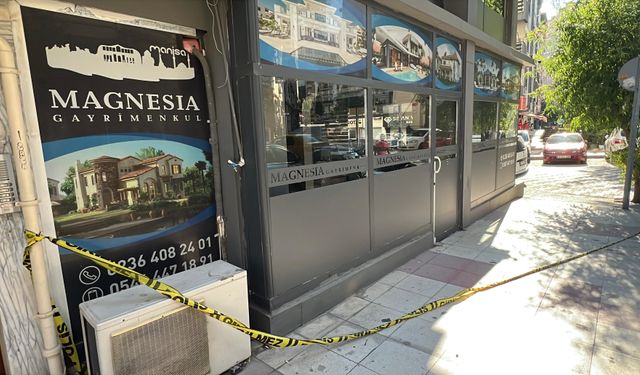Manisa’da silahlar emlak ofisinde patladı