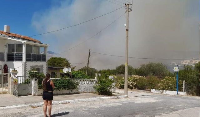 İzmir Çeşme’de çıkan yangına yoğun müdahale devam ediyor