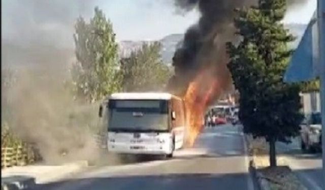 İzmir’de belediye otobüsü alev alev yandı: Yolcular canını zor kurtardı