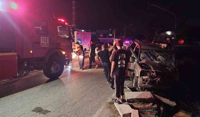 İzmir’de kamyonet otomobille çarpıştı: 2’si ağır 7 yaralı