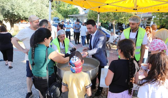Bayraklı Belediyesi Muharrem ayında aşure dağıttı