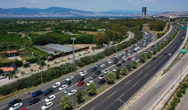 Sürücülere uyarı: Çeşme yönünde trafik engeli