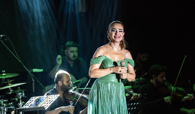 Derya Bedavacı, Sığacık Joy Sahnesinde: “Her Bilet Bir Fidan” Kampanyasına Destek