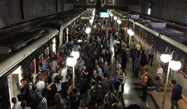 İZBAN’da yoğunluk krizi: Vatandaşlar tren bekliyor, istasyon doldu