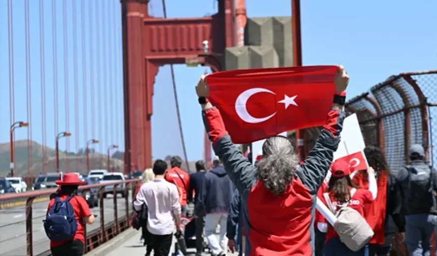 Golden Gate Köprüsü’nde bayraklı coşku