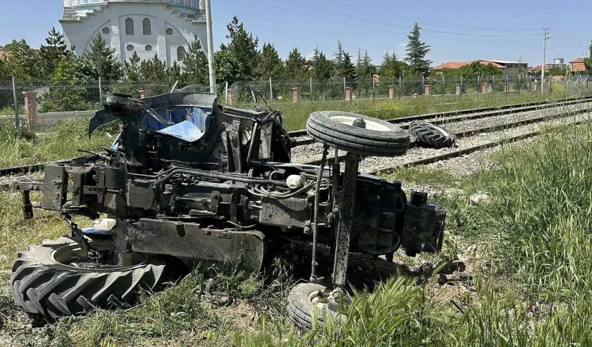 Facianın eşiğinden dönüldü! İzmir-Uşak treni traktörü biçti