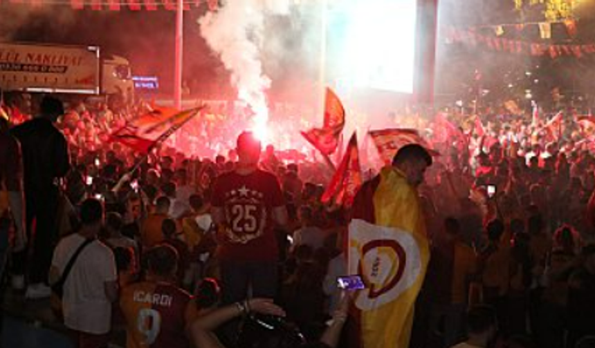 İzmir'de Galatasaray kutlamaları coşkuya dönüştü