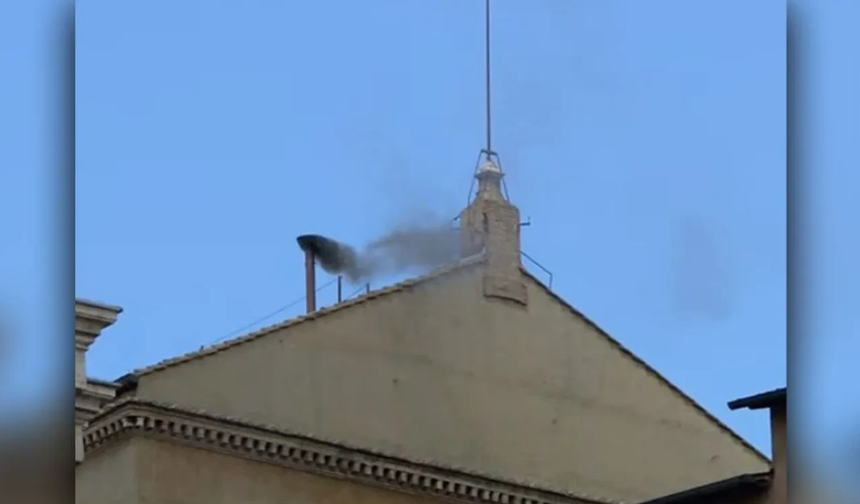 Sistine Şapeli’nden Siyah Duman Yükseldi