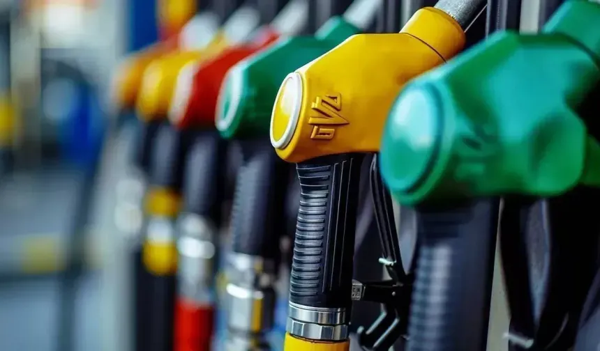 Benzinin ve motorinin litresine dev zam! Yeni fiyatlar tabelaya yansıdı
