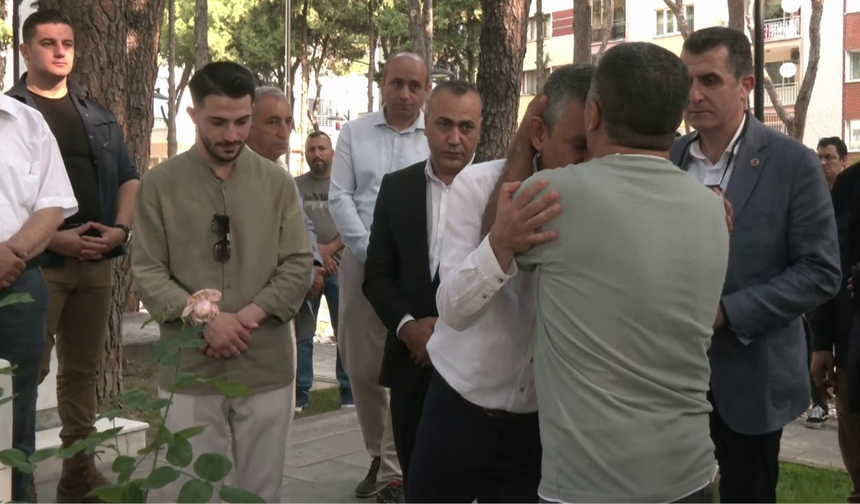 Şehit babası Özgür Özel’in alnından öptü: “Allah razı olsun”