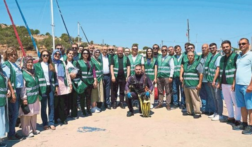 AK Parti İzmir'den Foça'da dip temizliği