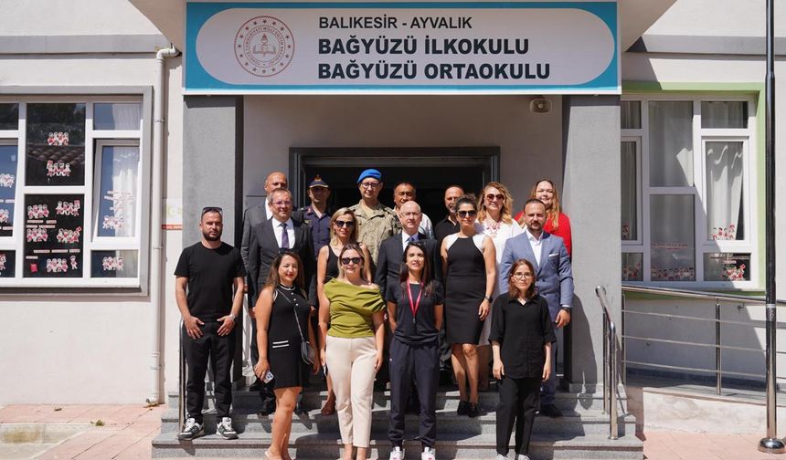 Ayvalık’ta karne coşkusu protokolle kutlandı