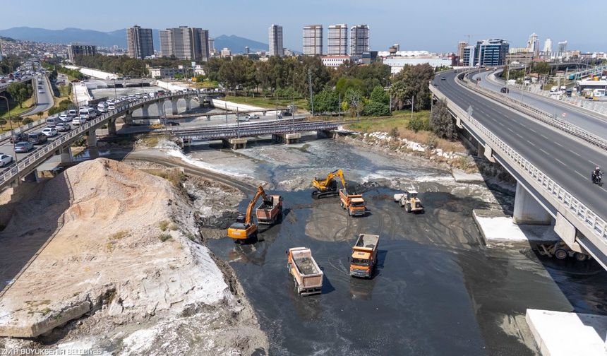 İzmir’de iki dere yatağı temizlendi