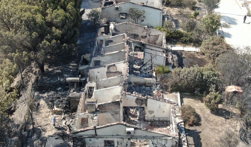 İzmir orman yangını evlere sıçradı: Büyük hasar