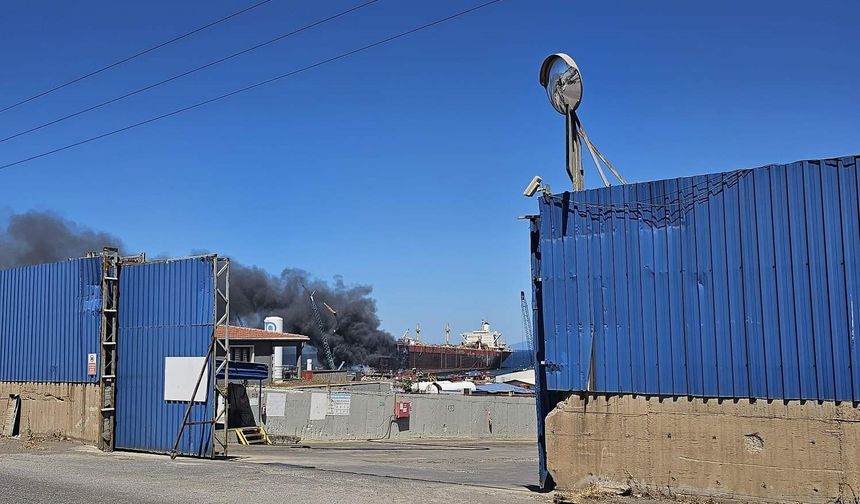 Aliağa’da gemi yangını: Dumanlar kilometrelerce uzaktan görüldü