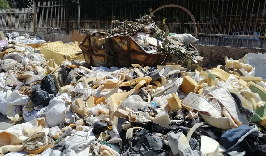 İzmir Buca’da çöpler yangına davetiye çıkarıyor
