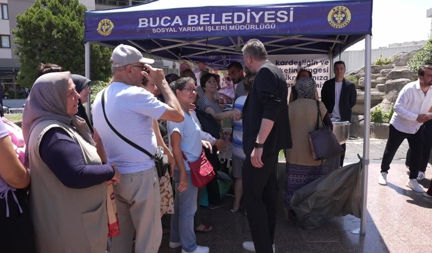 Buca’da vatandaşlara aşure ikramı