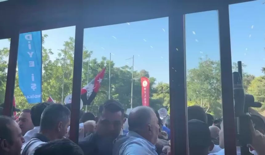 İzmir Büyükşehir Belediyesi iştiraklerinden çıkarılan işçiler Belediye Meclisinin kapısına dayandı