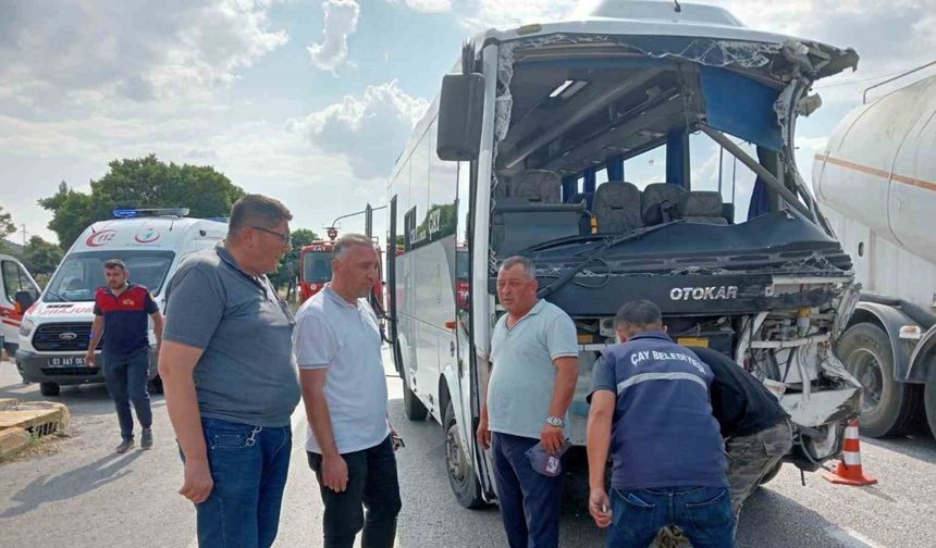 Afyonkarahisar’da midibüs kamyonla çarpıştı: 7 yaralı