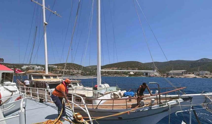 Bodrum’da içinde 6 kişi bulunan ve su alan tekne kurtarıldı