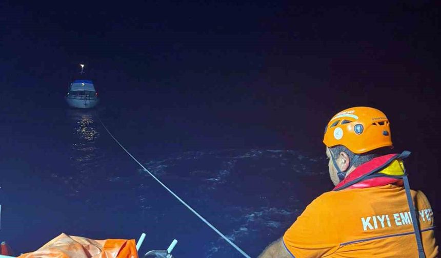 Datça açıklarında sürüklenen tekne kurtarıldı