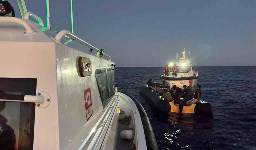 İzmir açıklarında 89 göçmen yakalandı