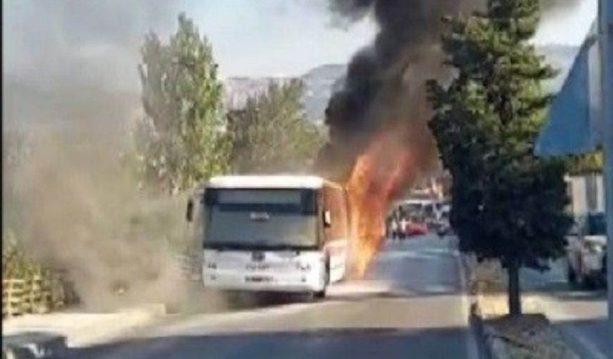 İzmir’de belediye otobüsü alev alev yandı: Yolcular canını zor kurtardı