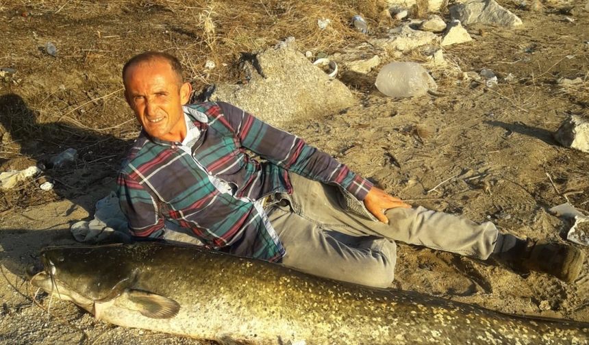 Manisa’da boyu kadar balık yakaladı