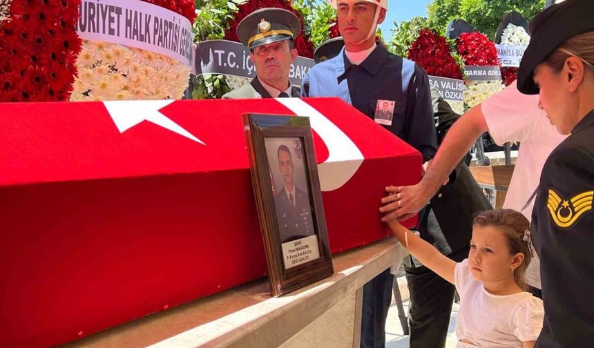 Minik Deniz’den şehit babasına son bakış