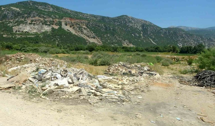 Moloz yığınları Karabağlar Yaylası’nı tehdit ediyor