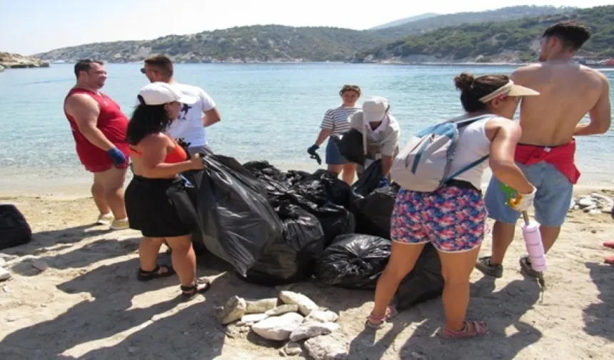 Avrupalı Gençler Foça’da Doğaya Sahip Çıktı: Sazlıca Koyu'nda Temizlik Seferberliği