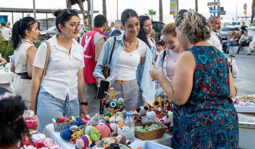 Karşıyaka’da ‘El Emeği Gece Pazarı’na yoğun ilgi