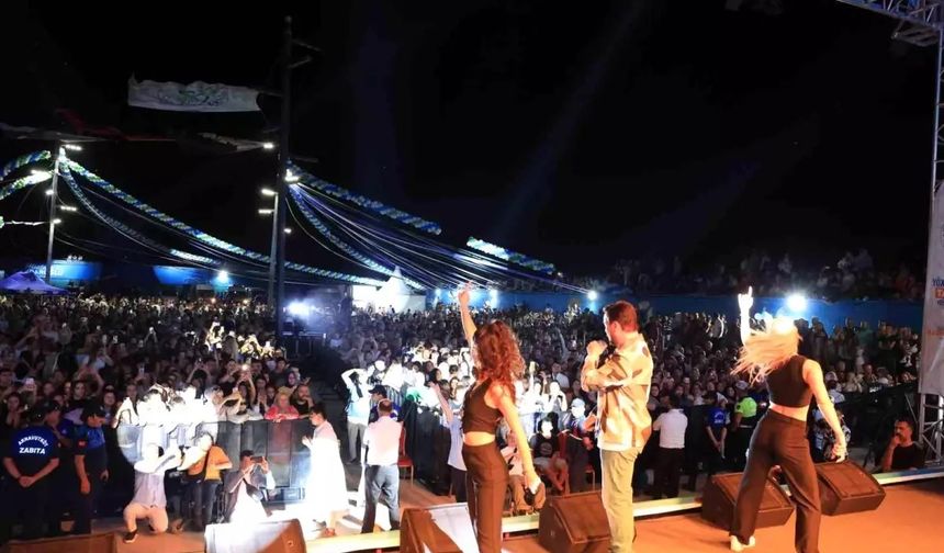 Ece Erken ailesiyle beraber, Sinan Akçıl konserinde eğlendi