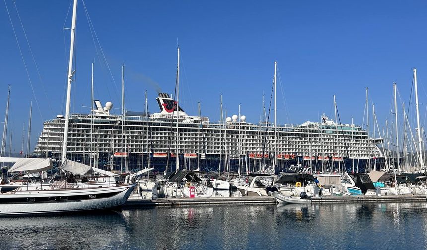 Dev kruvaziyer Mein Schiff 5 Marmaris’te