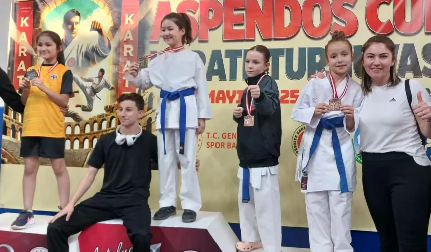 Aliağalı karateciler Aspendos Cup’tan madalyayla döndü