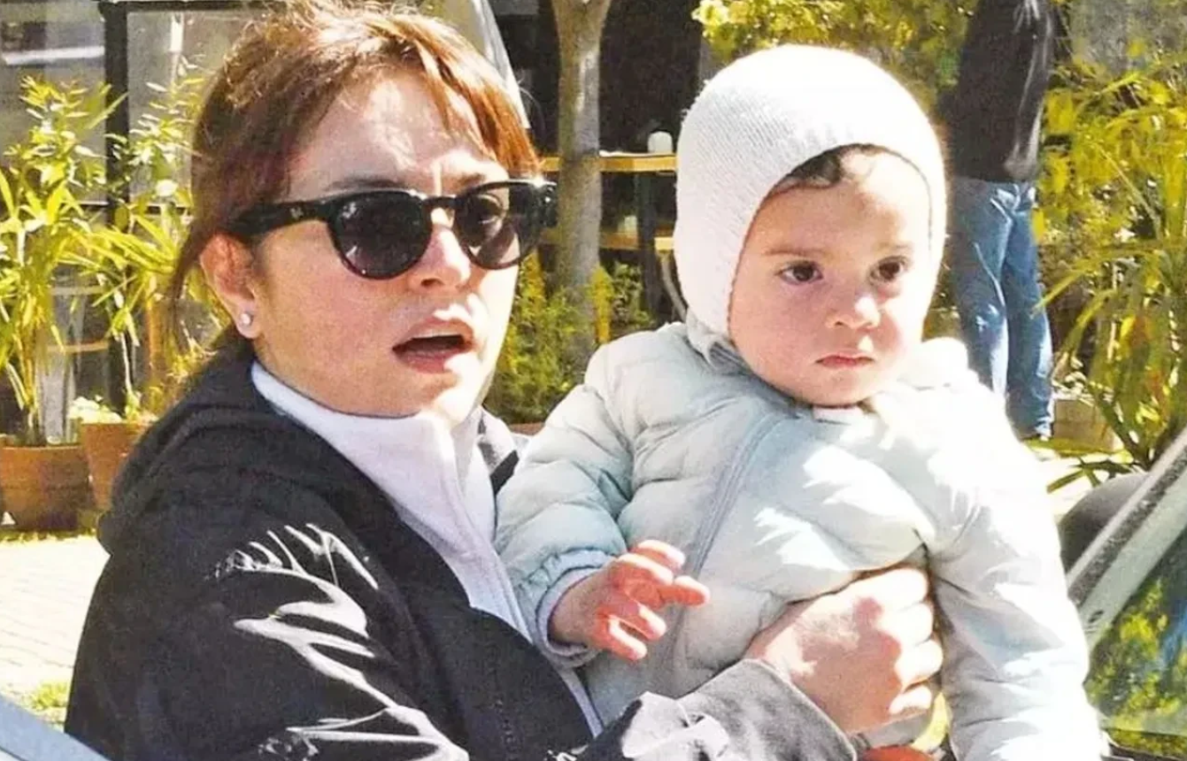 Ezgi Mola Ve Oğlu
